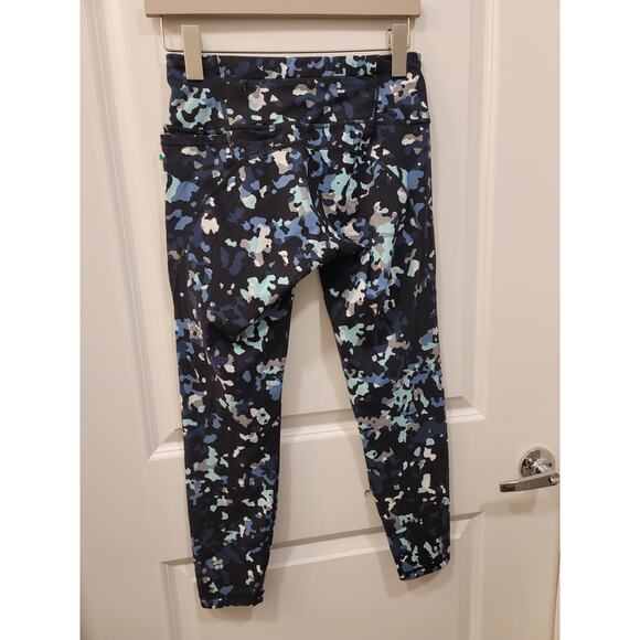 Sweaty Betty The Power Leggings in Blue Floral Pop - Picture 2 of 8